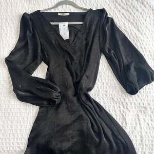 Caramela Black Satin V-Neck Dress Women’s L Relaxed Fit Bubble Sleeve NWT W58